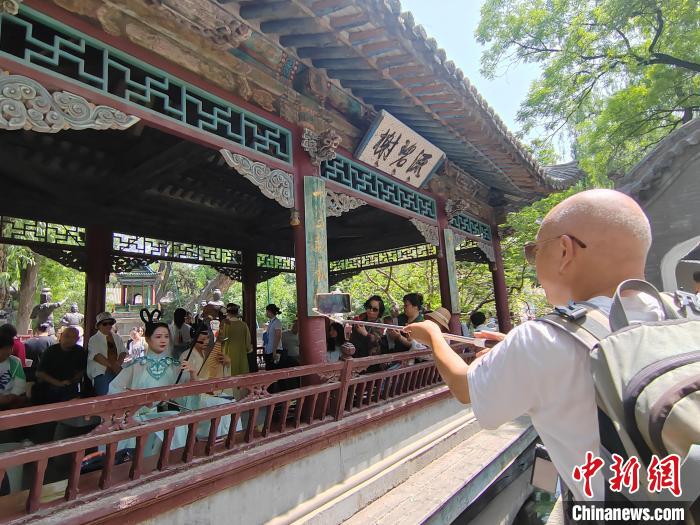 晋祠博物馆内，工作人员身着汉服演奏乐器，让游客“沉浸式”体验传统文化。　高雨晴 摄