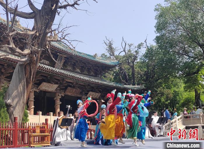 活动现场，解说员化身“宋代侍女”，在舞台上翩翩起舞。　高雨晴 摄