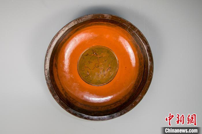 图为新展出的云兽纹漆盘，它具有典型的汉代漆器风格。　南昌汉代海昏侯国遗址博物馆 供图
