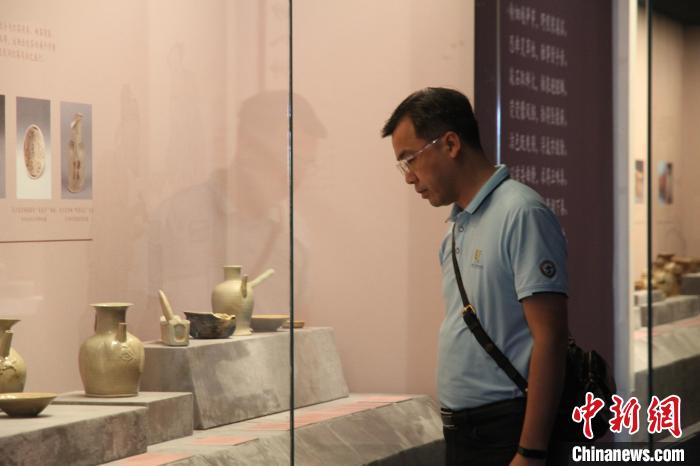 图为观众观看长沙窑瓷器展。　张月和 摄