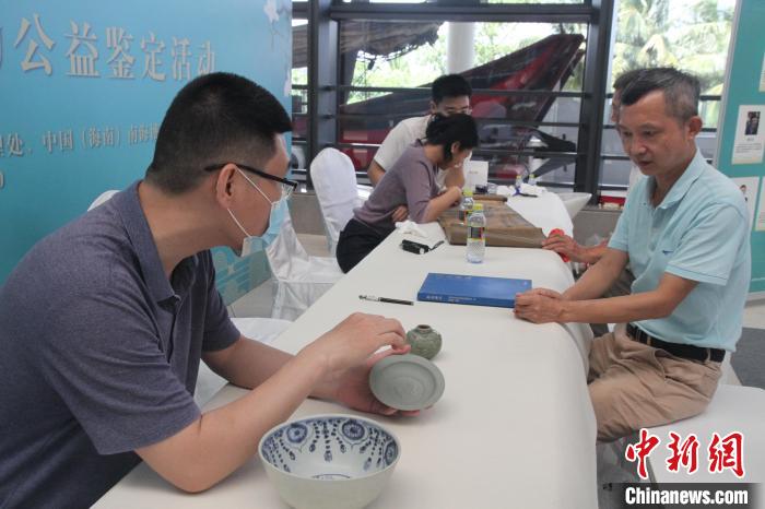 图为观众参加“琼州鉴宝——社会文物公益鉴定咨询”活动。　张月和 摄