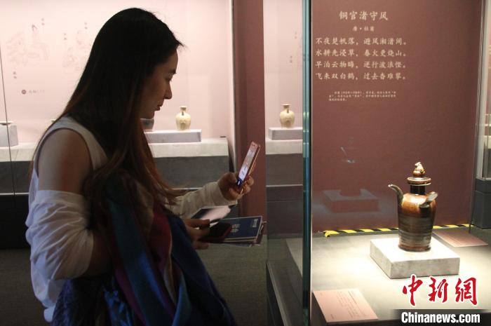 图为观众观看“诗画彩瓷——唐代海上丝绸之路上的长沙窑瓷器展”。　张月和 摄
