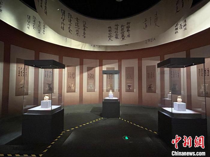 图为“诗画彩瓷——唐代海上丝绸之路上的长沙窑瓷器展”展品。　符宇群 摄