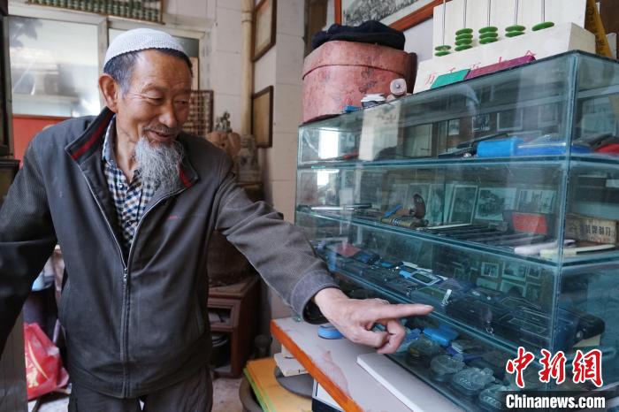 图为收藏爱好者马斌成展示自己收藏的寻呼机。　马铭言 摄