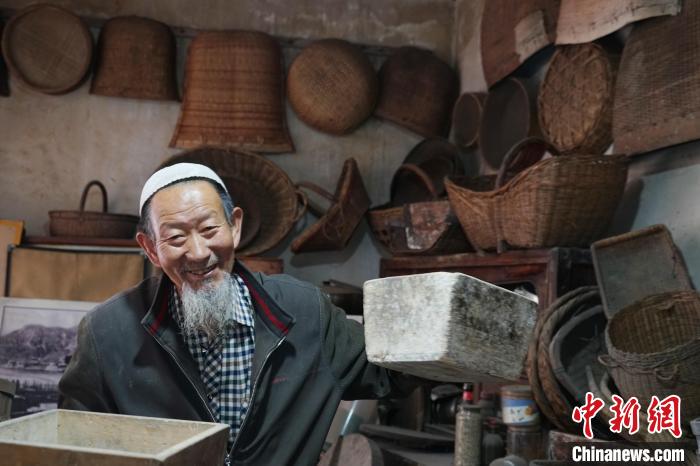 图为收藏爱好者马斌成展示自己收藏的粮食斗。　马铭言 摄