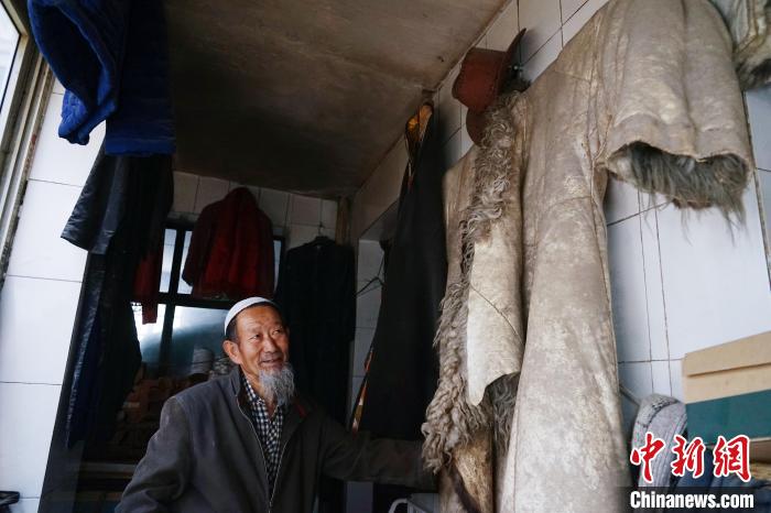 图为收藏爱好者马斌成展示自己收藏的羊皮袄。　马铭言 摄