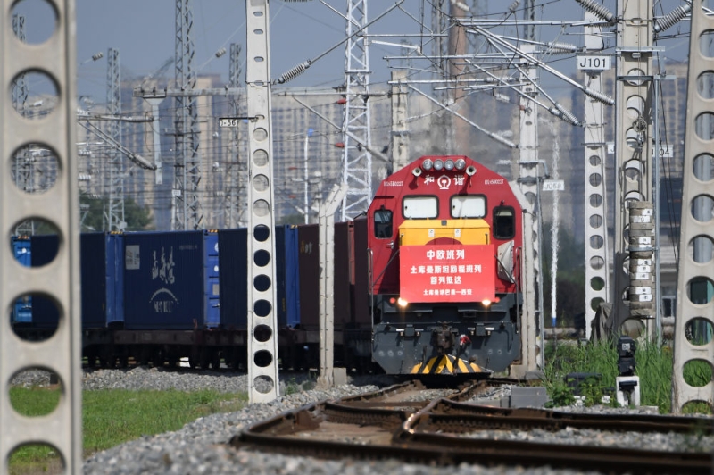2022年8月31日，载有土库曼斯坦甘草中药材原料的中欧班列回程列车抵达西安国际港站。（图源：新华网）