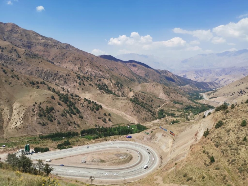 这张拍摄于2019年8月7日的资料照片显示的是乌兹别克斯坦境内的中吉乌国际道路。（图源：新华网）