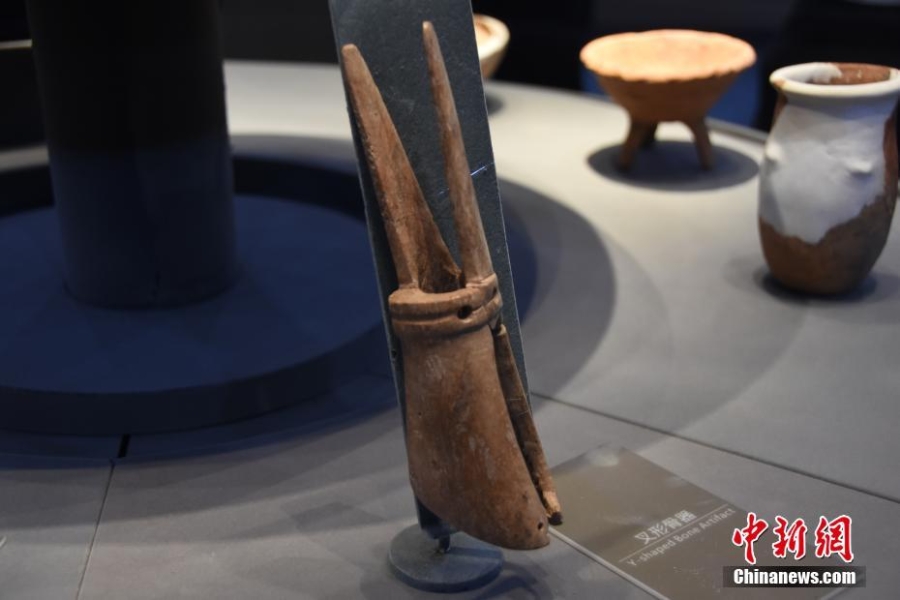贾湖遗址博物馆“亮相” 骨笛等逾400件文物集中展出