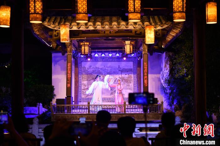 图为福州三坊七巷水榭戏台闽剧表演吸引游客观看。　吕明 摄