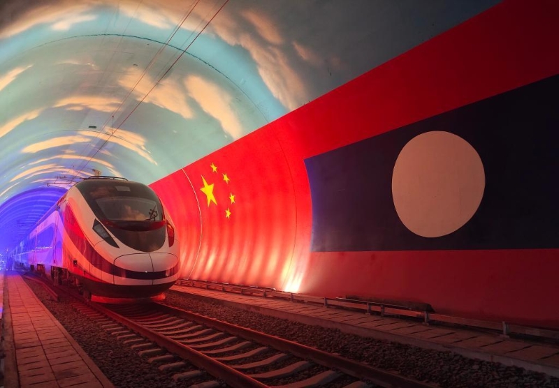 2021年12月3日，中老铁路正式开通运营。这是“澜沧号”动车组通过中老友谊隧道内的两国边界（2021年10月15日摄）。新华社发（曹安宁摄）