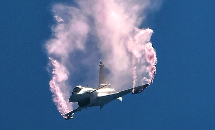 11月6日，歼-10B推力矢量验证机首次亮相，精彩完成多个过失速机动动作。