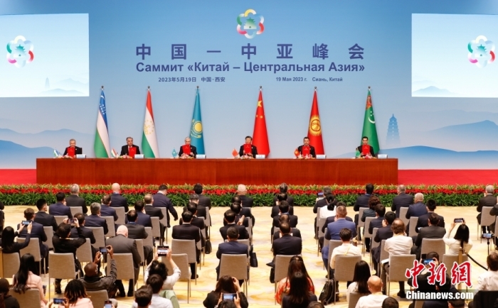 5月19日，中国—中亚峰会在西安国际会议中心成功举行，中国国家主席习近平同哈萨克斯坦总统托卡耶夫、吉尔吉斯斯坦总统扎帕罗夫、塔吉克斯坦总统拉赫蒙、土库曼斯坦总统别尔德穆哈梅多夫、乌兹别克斯坦总统米尔济约耶夫共同会见记者。图为习近平同中亚五国元首共同签署《中国－中亚峰会西安宣言》。<a target='_blank' href='/'>中新社</a>记者 盛佳鹏 摄