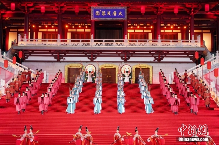 5月18日晚，演员在陕西省西安市大唐芙蓉园举行的欢迎仪式上表演，迎接出席中国－中亚峰会的贵宾。<a target='_blank' href='/'>中新社</a>记者 毛建军 摄