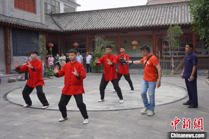 台湾媒体人拍摄学员练习太极拳。　韩章云 摄