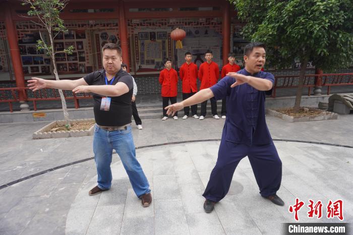 台湾自媒体人(左)跟随教练练习太极拳。　韩章云 摄