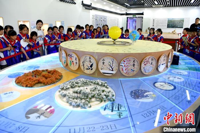 学生们走进淮南市水滴空间劳动教育科创基地非遗馆，学习24节气知识。　陈彬 摄