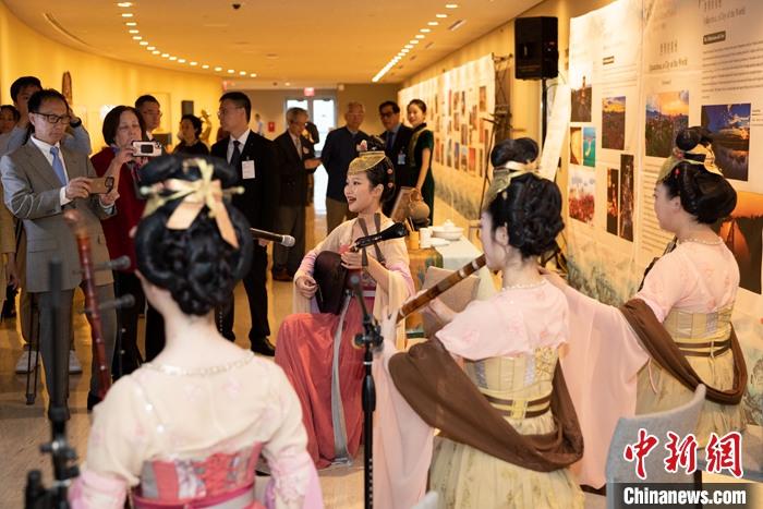 当地时间5月19日，中国常驻联合国代表团、中国文化和旅游部、泉州市人民政府在纽约联合国总部联合举办“茶和天下·雅集”主题展览和招待会。图为展览现场泉州南音表演。 <a target='_blank' href='/'>中新社</a>记者 廖攀 摄