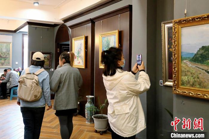 第七届中俄油画交流展迎来大批参观者 绥芬河市委宣传部供图