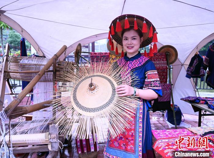图为毛南族花竹帽编织技艺展示。　杨志雄 摄