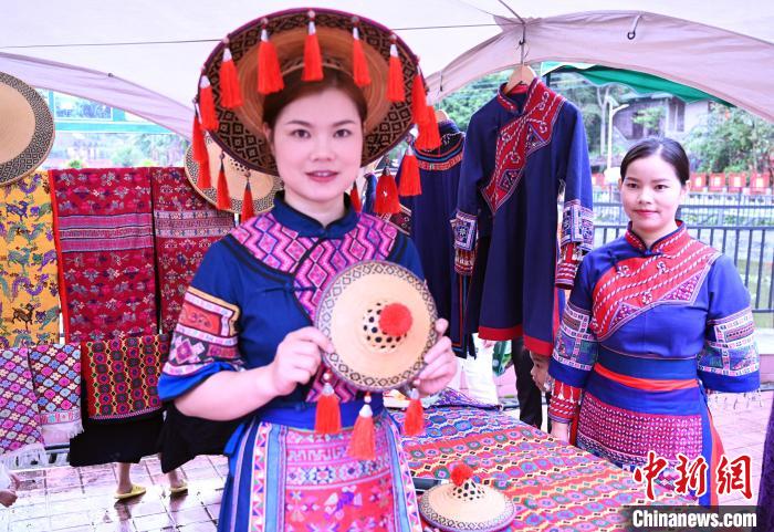 图为毛南族花竹帽及毛南族服饰展示。　杨志雄 摄