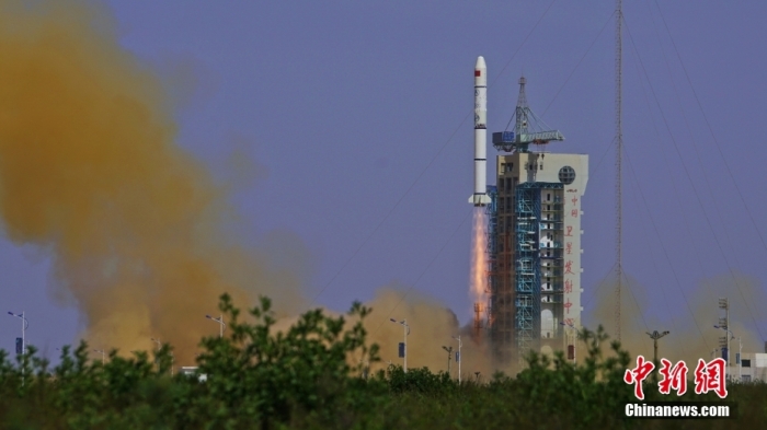 5月21日16时00分，我国在酒泉卫星发射中心采用长征二号丙运载火箭，成功发射首颗内地与澳门合作研制的空间科学卫星“澳门科学一号”。该卫星作为国际首颗低纬度地磁场与空间环境的科学探测卫星，国内地球磁场探测精度最高的卫星，将显著提高我国空间磁测技术水平。 
此次任务是长征系列运载火箭第474次发射。王衡 摄