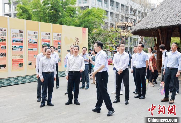 深港人士参观同宗同源--“港深地名故事”文化展 深圳海外联谊会 供图