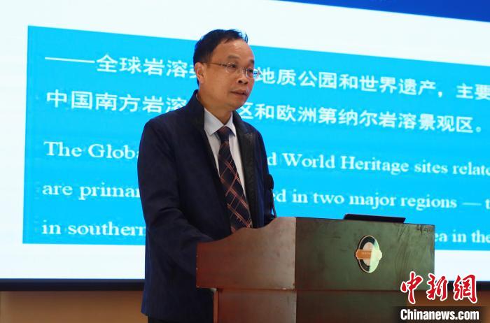 图为中国地质调查局岩溶地质研究所副总工程师、研究员陈伟海在培训班上授课。　武隆区委宣传部供图