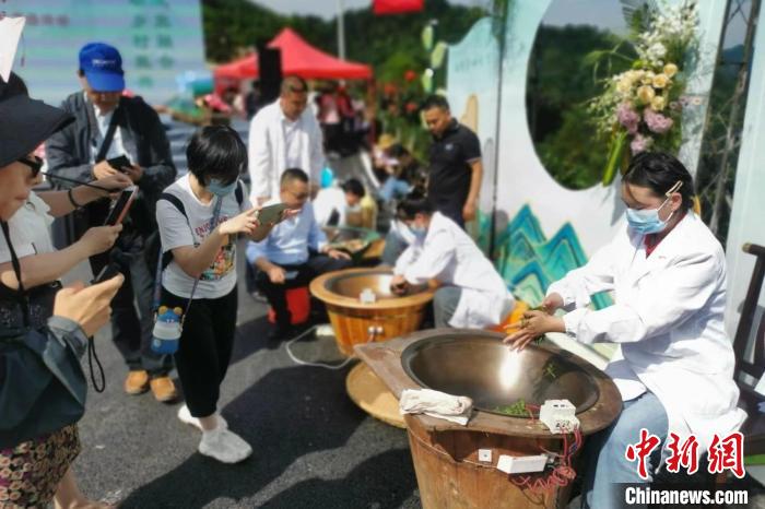 当地“茶人”现场制茶弘扬茶文化 乔长姣 摄