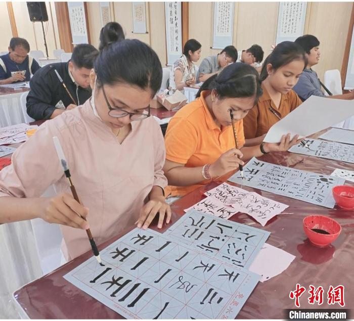 学生们在练习毛笔字。乌达雅纳大学旅游孔子学院供图。
