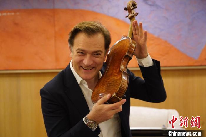 小提琴家雷诺·卡普松于国家大剧院演绎法兰西印象派风情