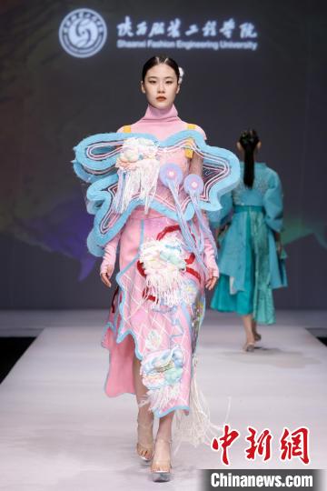 以“遗·迹” 为主题的“陕西非遗文化”专题服装展演作品惊艳2023中国国际大学生时装周。　中国国际大学生时装周组委会 摄