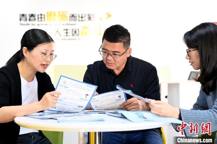 漳浦台湾农民创业园工作人员向蔡志阳解读相关惠台政策。　张金川 摄