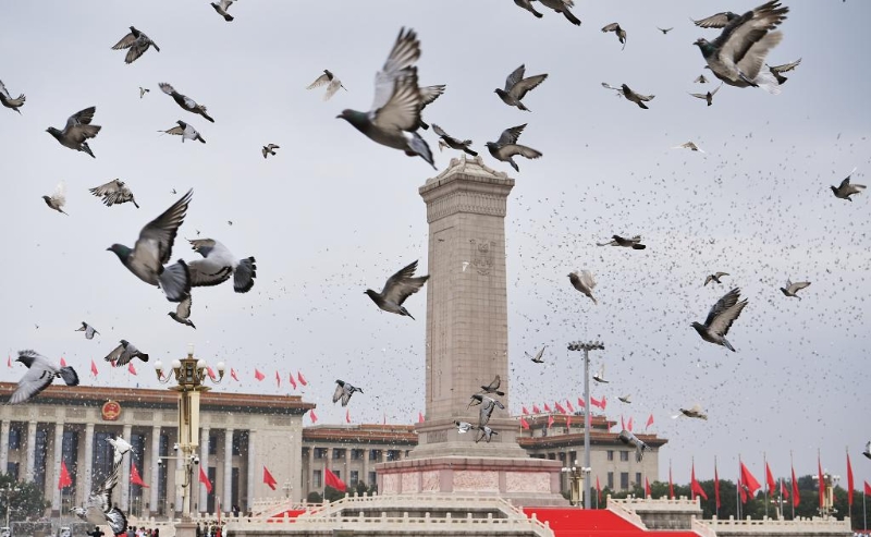 2021年7月1日上午，庆祝中国共产党成立100周年大会在北京天安门广场隆重举行。这是庆祝大会现场和平鸽展翅高飞。（图源：新华网）