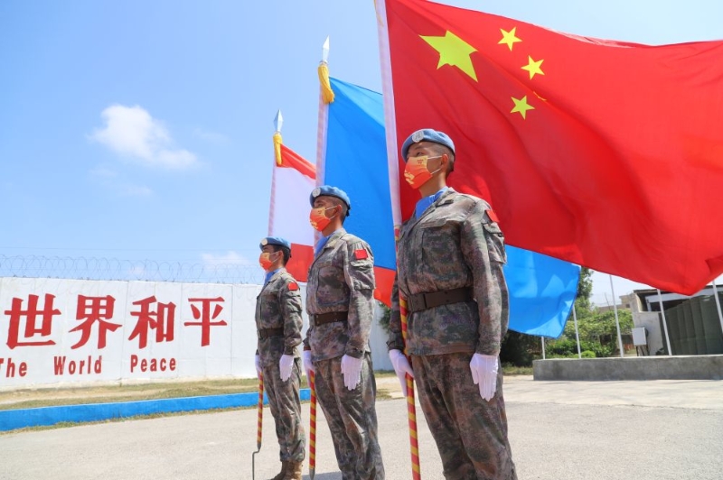 2022年8月3日，在黎巴嫩南部省提尔市的中国维和部队营地，中国维和官兵参加中国第20批与第21批赴黎巴嫩维和部队指挥权力交接仪式。（图源：新华网）