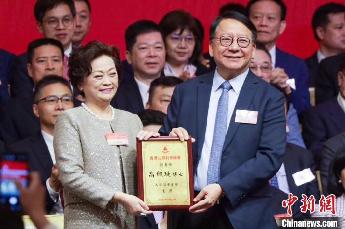 图为香港特区政府政务司司长陈国基(右)向香港汕头社团总会主席高佩璇(左)颁发委任状。　陈永诺 摄