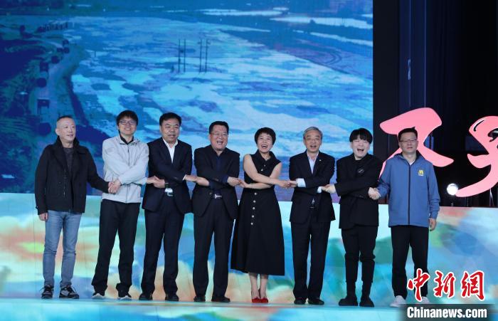 纪录电影《不孤岛》首映礼在北京举行5月26日全国上映