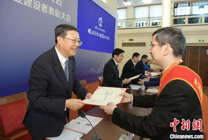 上海市委书记陈吉宁为上海市优秀中国特色社会主义事业建设者代表颁发证书。　陈正宝 摄