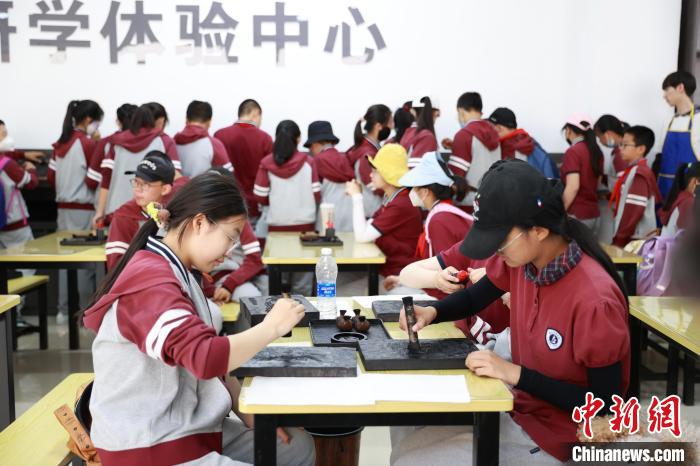 宁夏：学生走出校园“研学”打卡西夏木活字印刷术