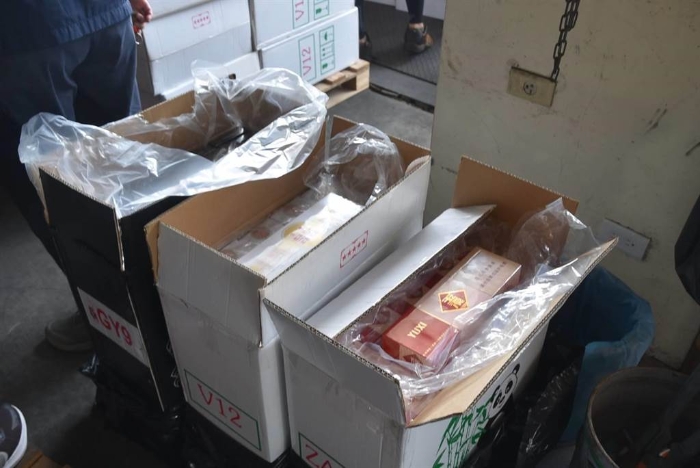 高雄关缉获转口柜匿藏烟品