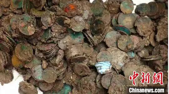 四川德陽一小區施工過程中發現大量銅幣正對出土銅幣進行整理