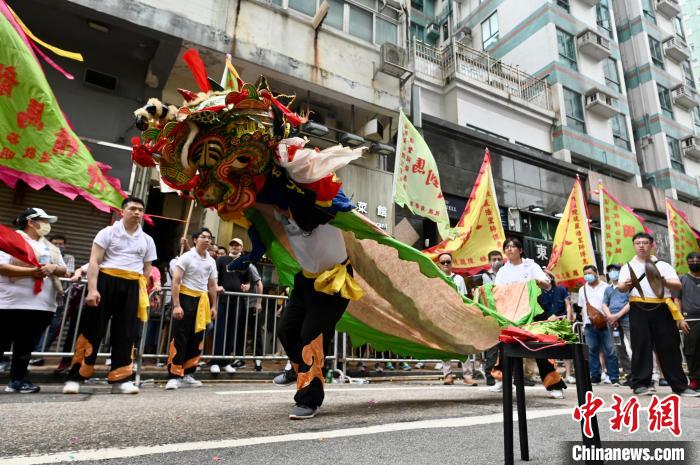 香港筲箕湾“谭公诞”大巡游吸引市民游客观看