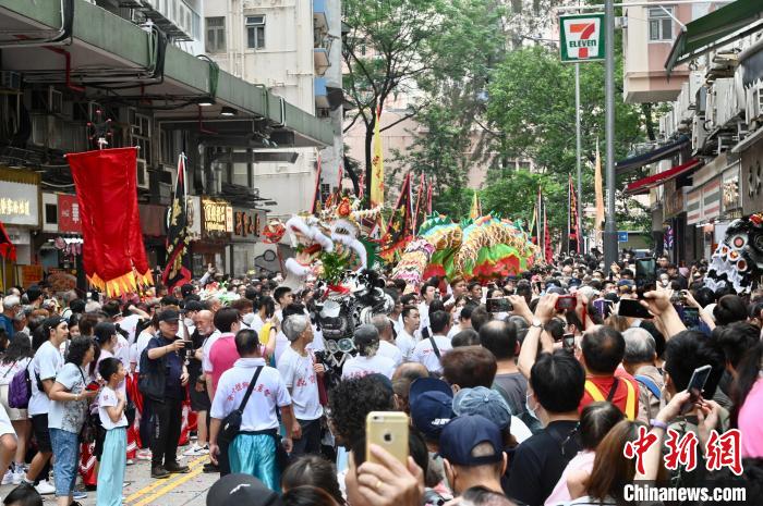 市民及游客参与活动。　李志华 摄