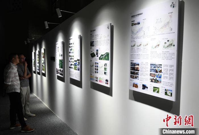 图为展览展示哈尼文化，吸引民众参观。　周毅 摄