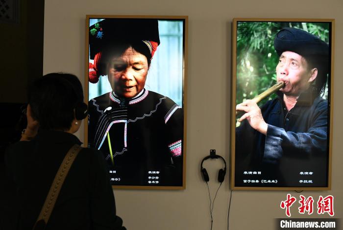 图为展览展示哈尼文化，吸引民众参观。　周毅 摄