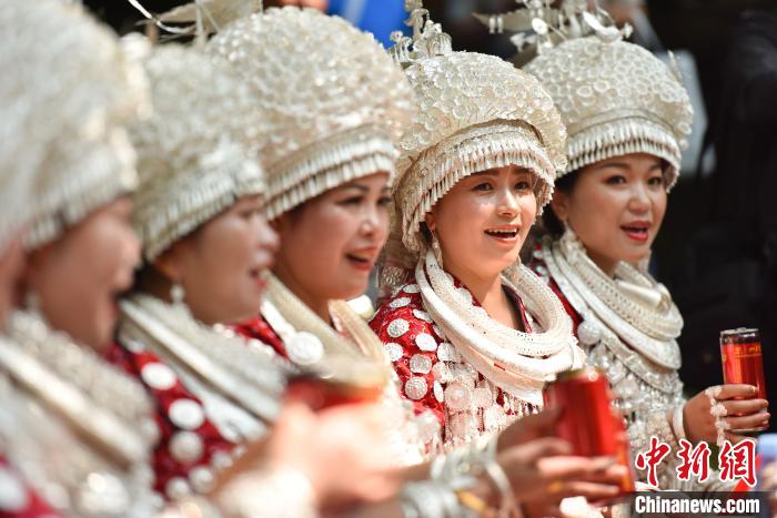 5月26日,在贵州黄平县飞云崖景区,苗族同胞在对山歌. 陈孝新 摄