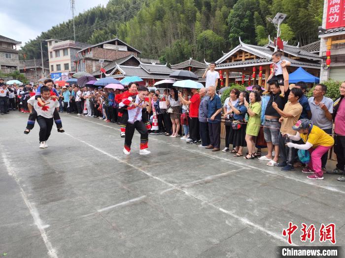 5月26日，在廣西龍勝各族自治縣馬堤鄉，當地苗族民眾進行“背媳婦”比賽。　韋吉陽 攝