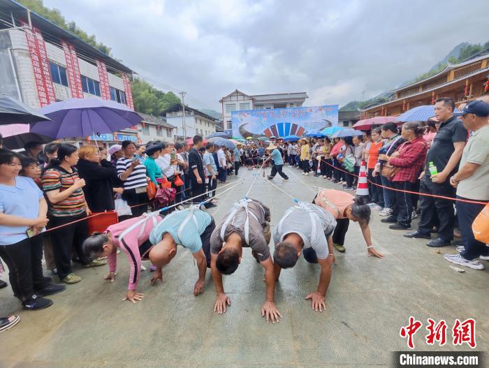 5月26日，在廣西龍勝各族自治縣馬堤鄉，當地苗族民眾進行“大象拔河”比賽。　韋吉陽 攝