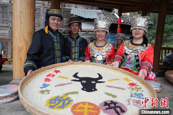 5月27日，在廣西龍勝各族自治縣馬堤鄉，當地苗族民眾擺出牛頭造型的五彩糯飯慶祝“敬牛節”。　韋吉陽 攝