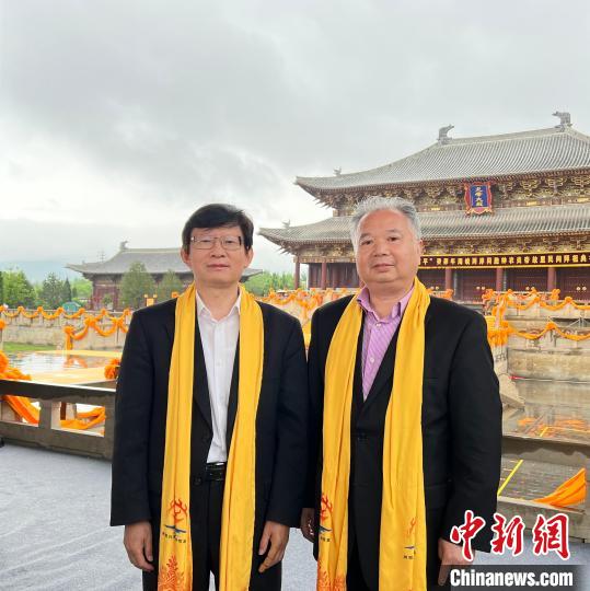 樂桃文(左)和萬樂在高平“炎帝陵”參訪。　楊傑英 攝